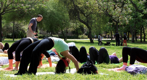 Yoga en el río por Kartikeya